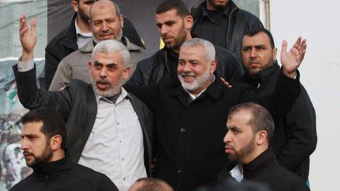 El líder de Hamás en la Franja de Gaza Ismail Haniyeh y Yahya Sinwar presidente del Buró Político de Hamás 