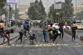 Enfrentamientos entre policías y manifestantes en Irak.