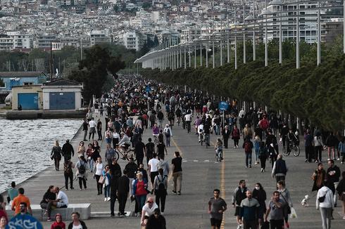 Habitantes de Salónica pasean luego de que el gobierno aliviara las restricciones. 