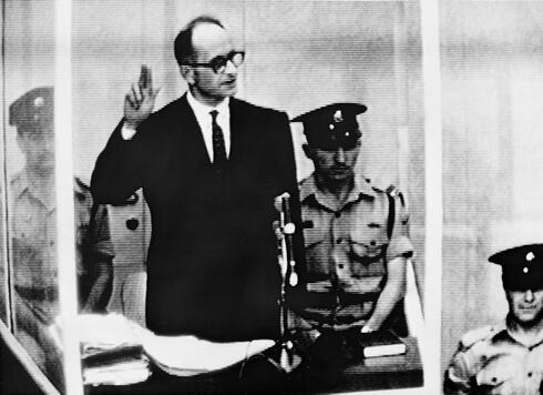 Adolf Eichmann durante su juicio en Israel. 