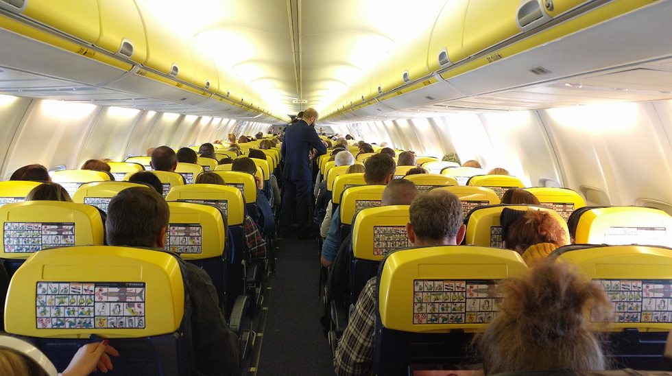 Interior de un avión de Ryanair. ¿Cómo mantendrán la distancia requerida entre los pasajeros? Aún no se sabe. 