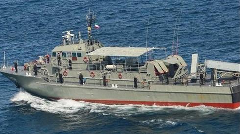 El buque "Kornak" impactado en el ejercicio militar iraní