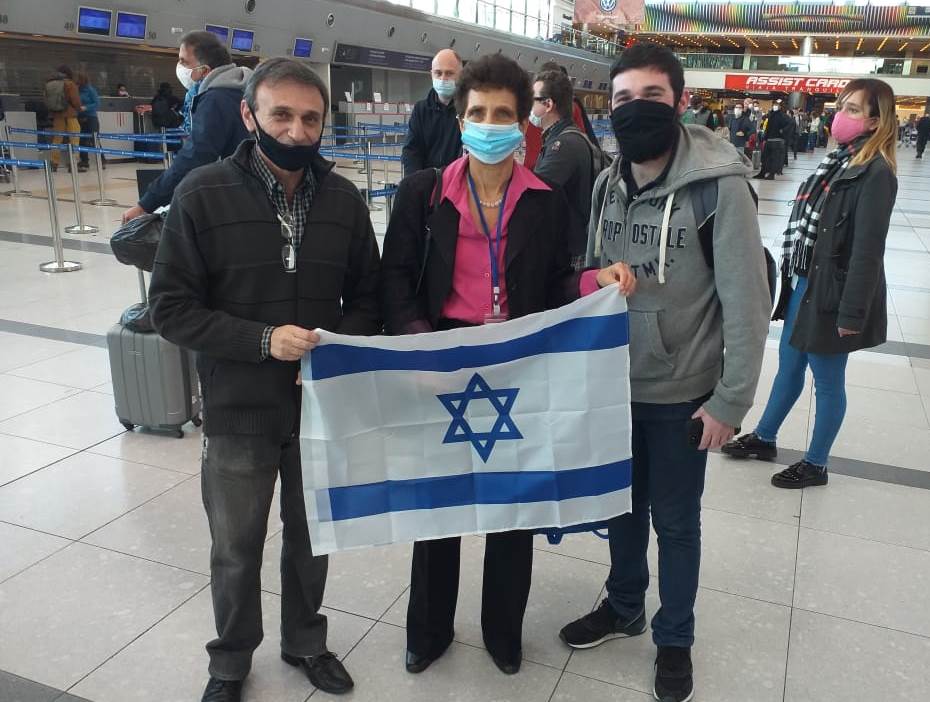 Galit Ronen, embajadora de Israel en Argentina, presente en el aeropuerto para despedir a los israelíes varados y desearle buena suerte a los nuevos inmigrantes. (Embajada de Israel en la Argentina) Galit Ronen, embajadora de Israel en Argentina, presente en el aeropuerto para despedir a los israelíes varados y desearle buena suerte a los nuevos inmigrantes.