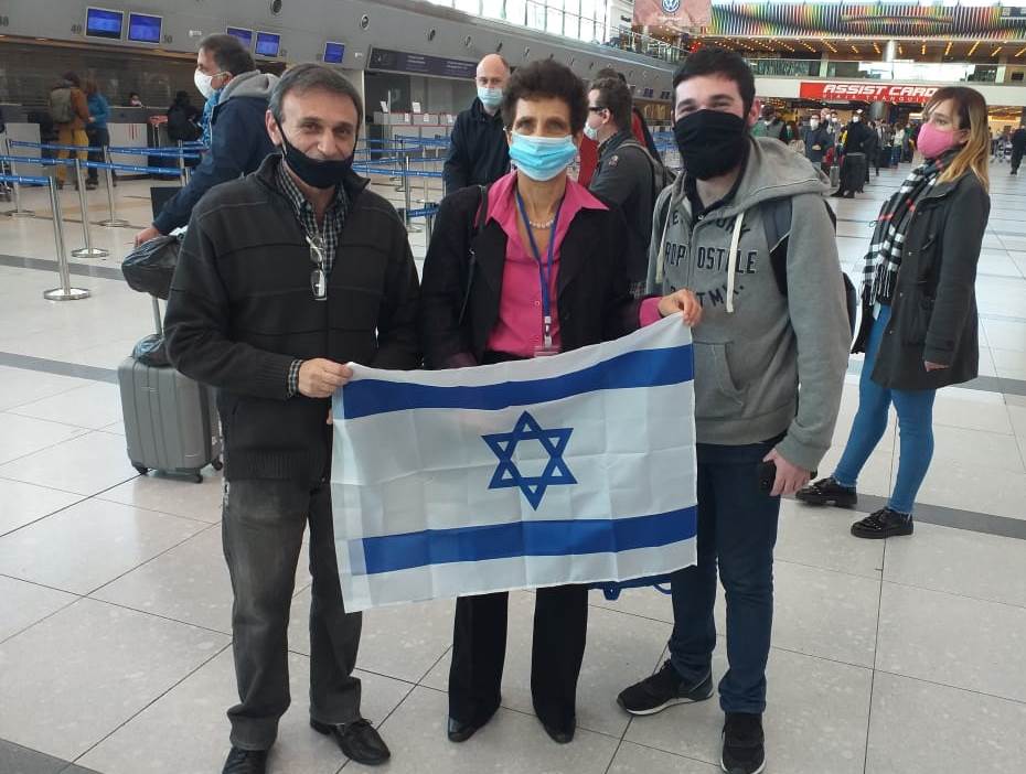 Galit Ronen, embajadora de Israel en Argentina, presente en el aeropuerto para despedir a los israelíes varados y desearle buena suerte a los nuevos inmigrantes. 