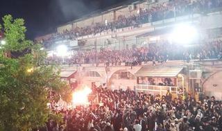Cientos de personas reunidas alrededor de una fogata en Mea Sharim. 