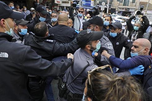 Los comerciantes de Mahane Yehuda en Jerusalén chocan con la policía durante el encierro del coronavirus. 