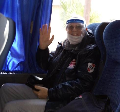 Ángel y su esposa viajaron 20 horas desde Mendoza hasta Buenos Aires para volver a Israel y garantizar su tratamiento oncológico. (Gentileza) Ángel y su esposa viajaron 20 horas desde Mendoza hasta Buenos Aires para volver a Israel y garantizar su tratamiento oncológico.