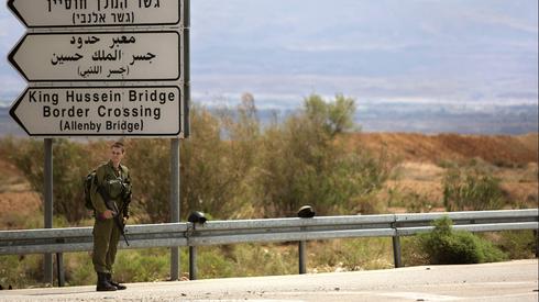 Un soldado israelí cerca del cruce fronterizo con Jordania del puente Allenby. 