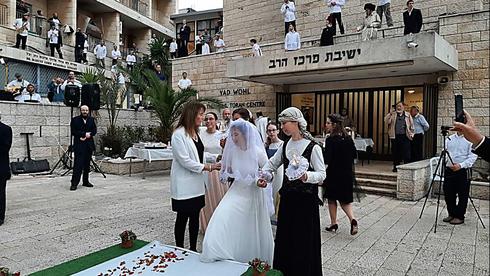 O governo planeja permitir a celebração de casamentos em Israel. (Ynet) O governo planeja permitir a celebração de casamentos em Israel.