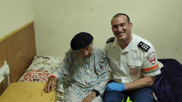 Sara Itzinger y su nieto, Nitzan, jefe de las pruebas de coronavirus del Magen David Adom en Jerusalem. 