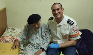 Sara Itzinger y su nieto, Nitzan, jefe de las pruebas de coronavirus del Magen David Adom en Jerusalem.