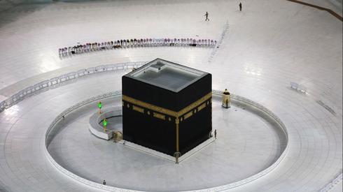 La Kaaba en la ciudad sagrada de La Meca está vacía debido a restricciones de coronavirus. 