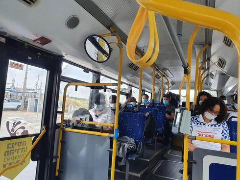 Pasajeros en un autobus en el distrito central de Israel. 