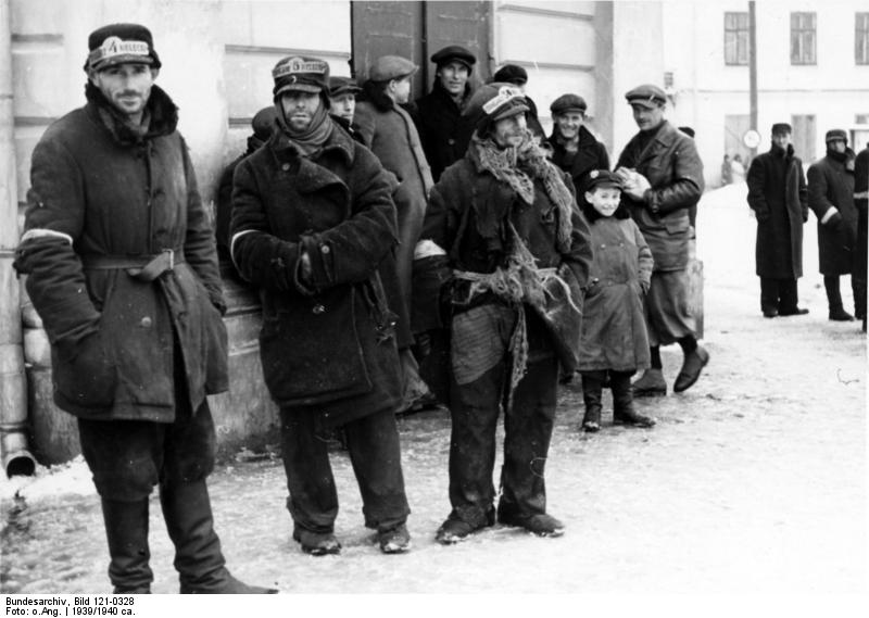 Judíos en el gueto de Kielce en el invierno de 1939.