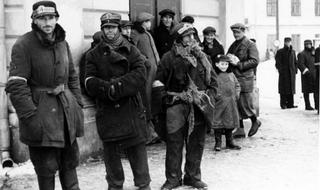 Judíos en el gueto de Kielce en el invierno de 1939.