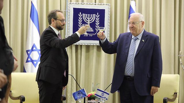 Brindis del presidente Rivlin y Emanuele Giaufret, embajador de la UE en Israel