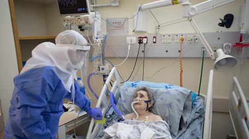 Samir Agayev y su abuela en el hospital 