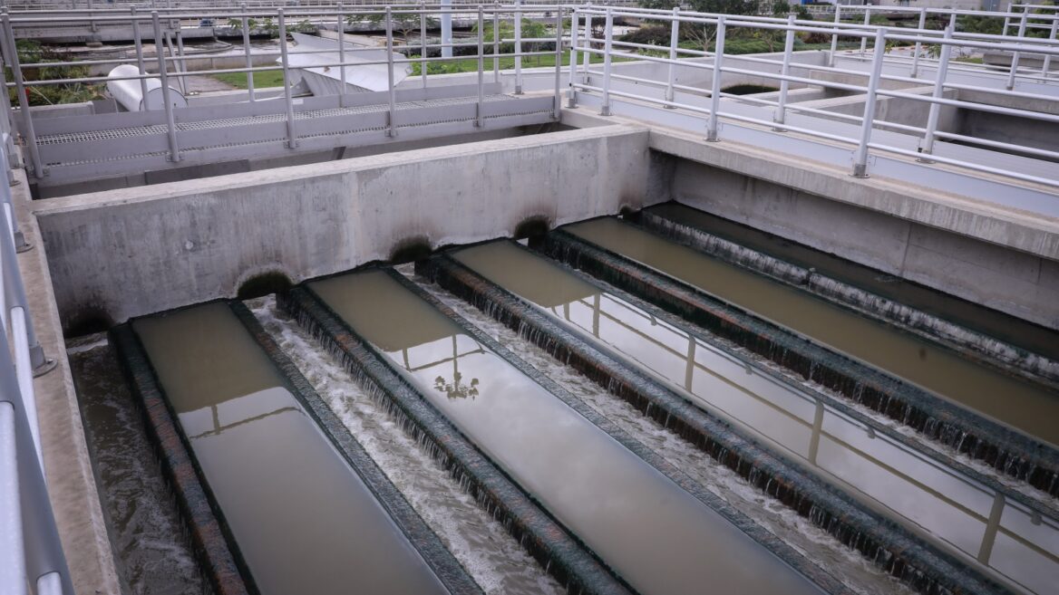 Planta de tratamiento de aguas residuales de la región central de Israel en Rishon LeZion. 