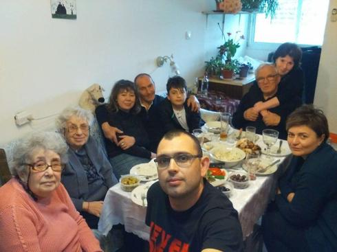 Samir Agayev y su abuela en una reunión familiar antes de que ella se enfermara 