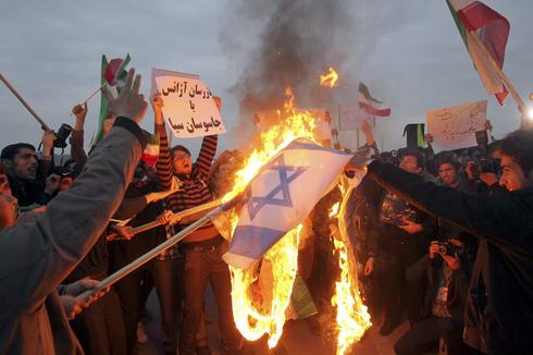Quemando la bandera israelí el día de Al Quds en 2019 