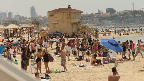 Cientos de israelíes acudieron en masa a la playa de Tel Aviv a pesar de las restricciones. 
