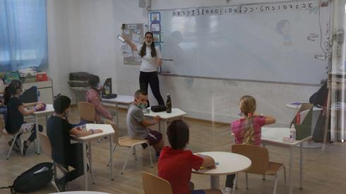 Distancia social entre los alumnos en una escuela de Tel Aviv. 
