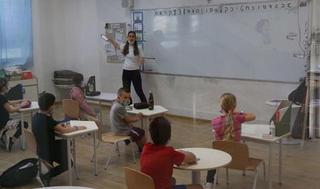 Distancia social entre los alumnos en una escuela de Tel Aviv.