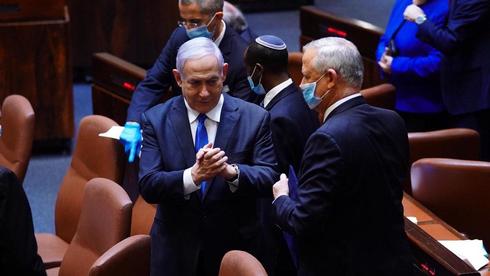 Netanyahu y Gantz celebran la formación del nuevo gobierno de unidad.