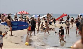 Cientos de personas desafiaron las pautas impuestas por el gobierno y poblaron las playas de Tel Aviv.