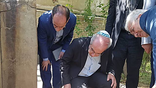 Los líderes de la comunidad judía evalúan los daños en el sitio sagrado.