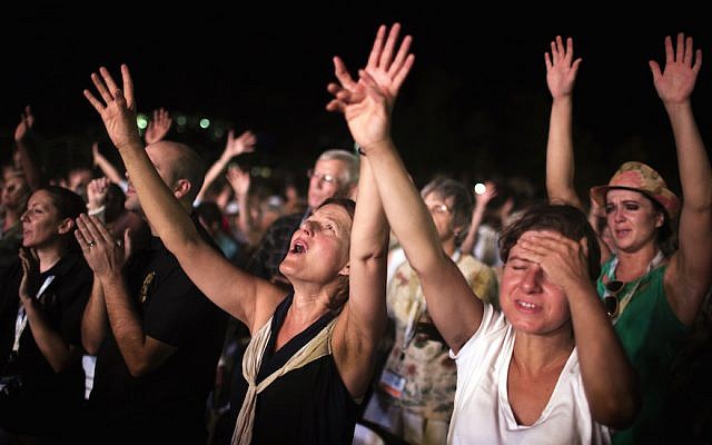 Miles de peregrinos Cristianos evangélicos rezan en una oración colectiva a orillas del Mar Muerto. 