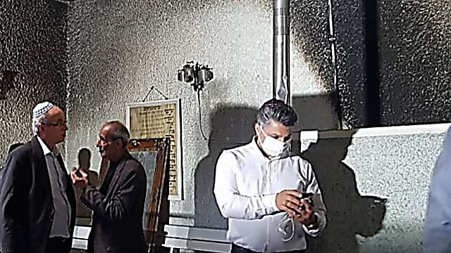 Los líderes de la comunidad judía evalúan los daños en el sitio sagrado.