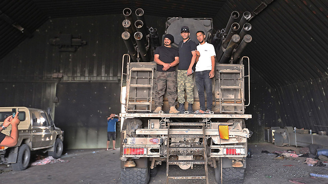 Combatientes leales al gobierno libio en las afueras de Trípoli.