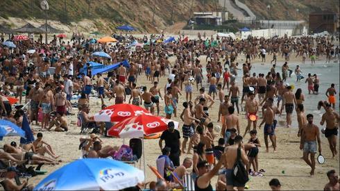 Los israelíes acudieron en masa a la playa de Hertzliya esta semana. 
