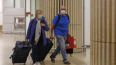 Pasajeros que llegaron al aeropuerto Ben Gurion durante la pandemia de coronavirus. 