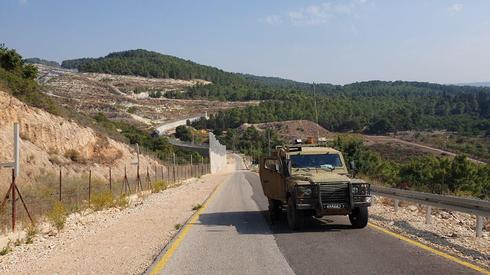 Um veículo militar israelense patrulha a fronteira com o Líbano.