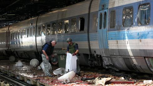 Um trem foi atingido por um foguete do Hezbollah durante a Segunda Guerra do Líbano em 2006. (Alex Kolomoisky) Um trem foi atingido por um foguete do Hezbollah durante a Segunda Guerra do Líbano, em 2006.