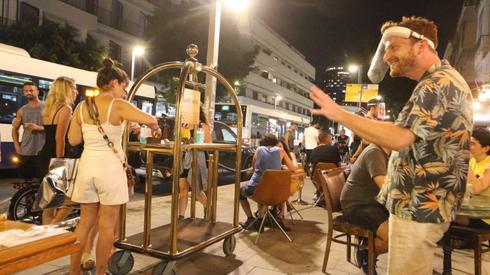 Los bares de Tel Aviv desafiaron las restricciones de las autoridades. 