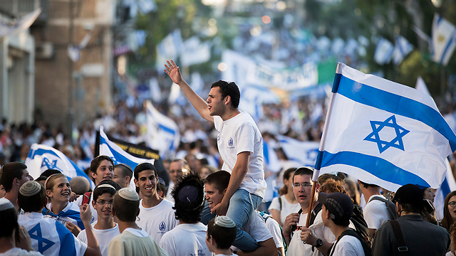 Desfile tradicional de banderas en Jerusalem. 