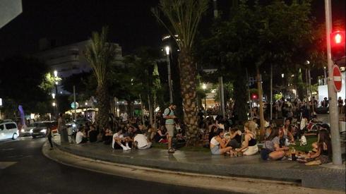 La plaza Dizengoff de Tel Aviv, abarrotada de gente.