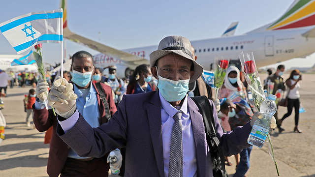 Con banderas y regalos de bienvenida, 119 etíopes llegaron a Israel. 