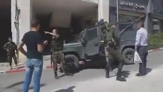 El vehículo de las FDI que no pudo ingresar a Hebron. 