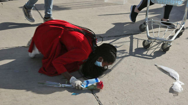 A emoção de um imigrante etíope ao desembarcar em Israel. (Moti Kimchi) A emoção de um imigrante etíope ao desembarcar em Israel.