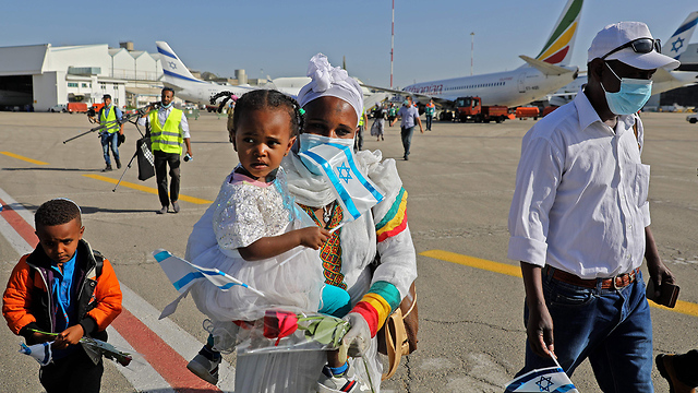 Homens, mulheres e crianças, entre os 119 novos imigrantes etíopes que chegaram a Israel. (AFP) Homens, mulheres e crianças, entre os 119 novos imigrantes etíopes que chegaram a Israel.