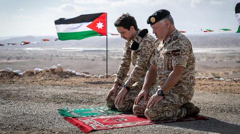 El rey Abdullah y su hijo rezan en el antiguo enclave de cultivo israelí que regresó a Jordania. 