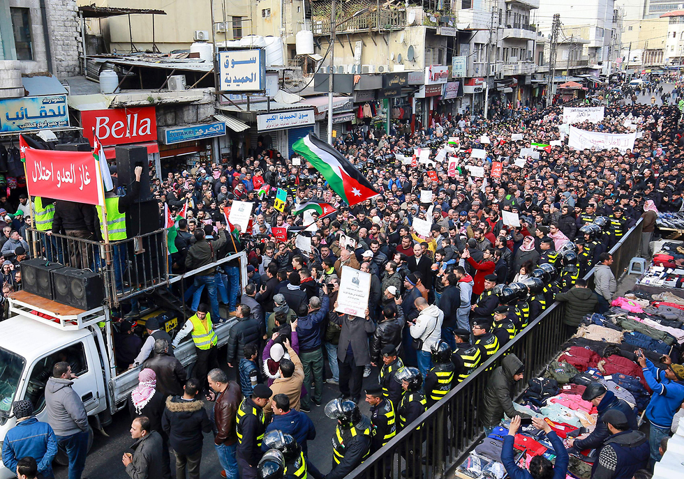 Los palestinos protestan por el acuerdo de gas natural entre Israel y Amman.