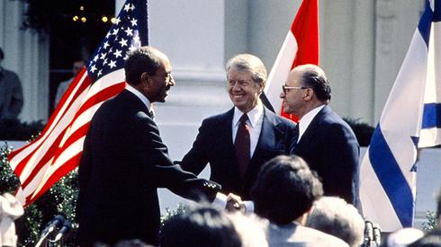 El presidente egipcio Anwar Sadat, el presidente estadounidense Jimmy Carter y el primer ministro Menachem, en la Casa Blanca para la firma del acuerdo de paz de 1979. 