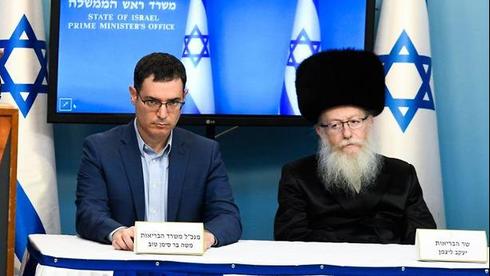 Moshe Bar-Siman-Tov y Yaakov Litzman, director general del Ministerio de Salud y ministro de Salud durante la crisis del coronavirus 