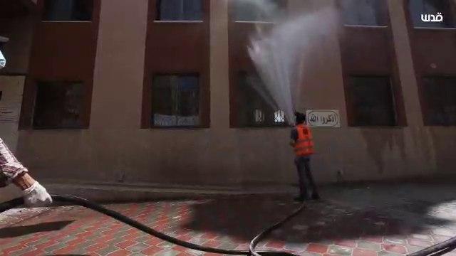 Trabajadores de la ciudad en Gaza desinfectan mezquitas 