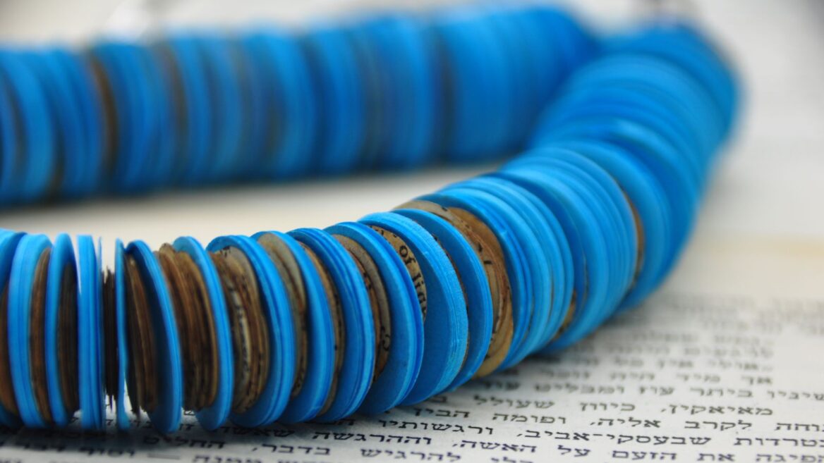 Una joya hecha de libros antiguos y papeles de colores por la artista israelí Hedva Klein. 